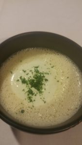 amuse bloemkoolsoep met geitenkaas en kip