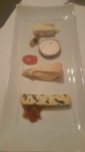 kaasplankje met brie, geit en nog twee kazen met huisgemaakte compote zoals komkommer, rabarber en ananas