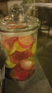 kaasplankje met brie, geit en nog twee kazen met huisgemaakte compote zoals komkommer, rabarber en ananas