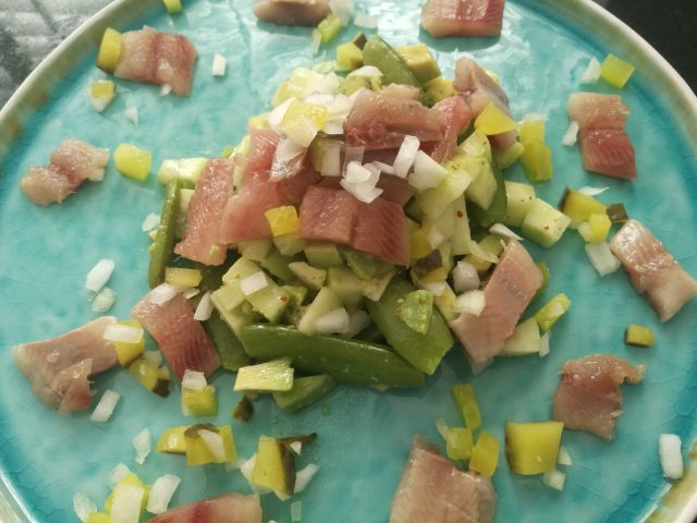 Salade met haring en sugarsnaps