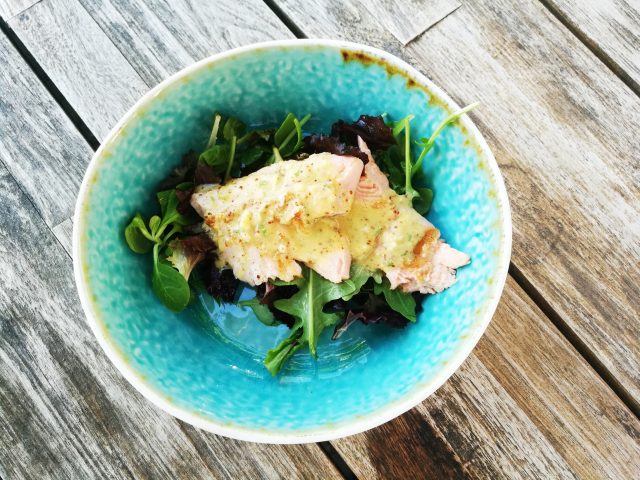 Salade zalm forel filet met honing tomaat